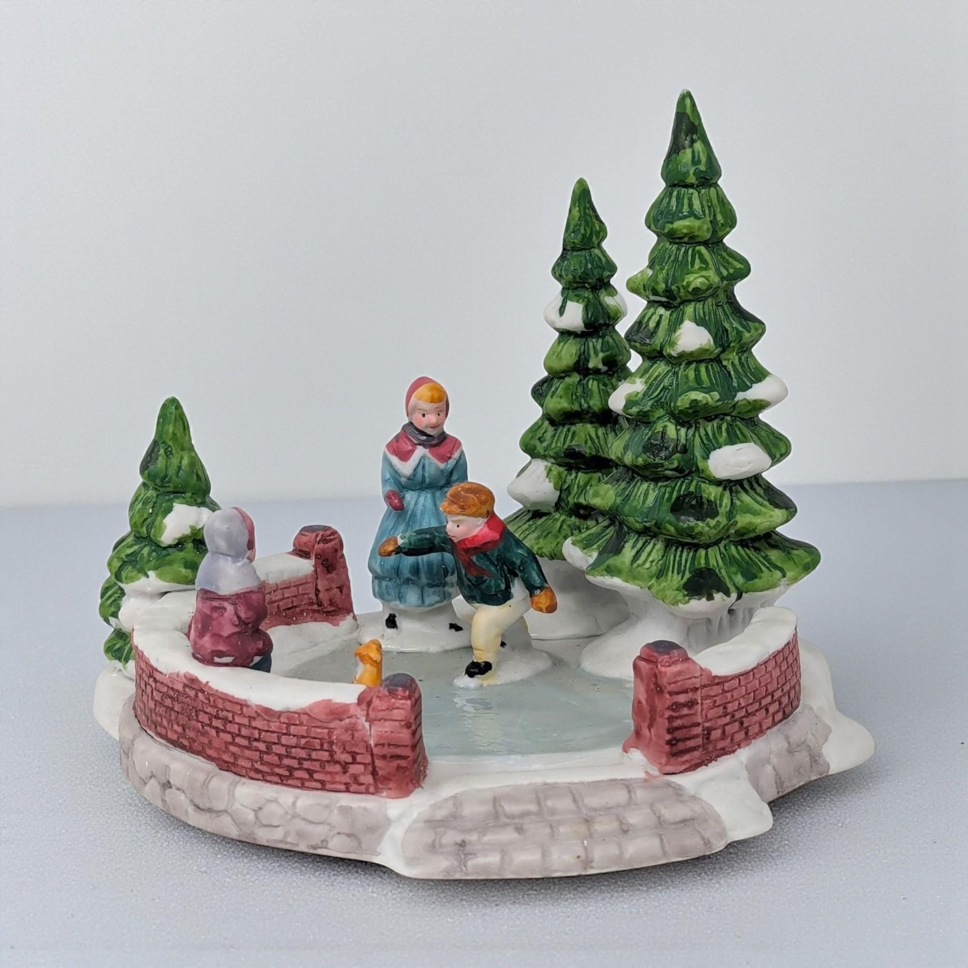 1991 Lemax Porcelain Skating Pond Christmas Village Figurine Dickensvale Accessory
