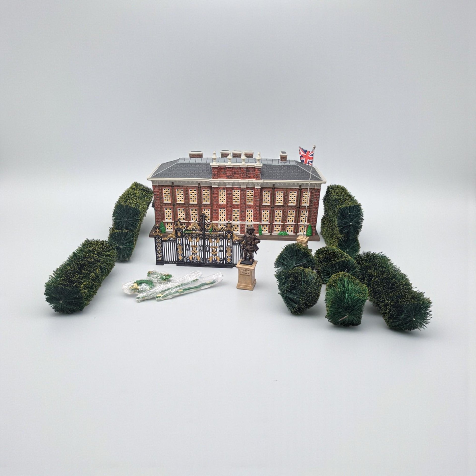 Vintage 1998 Kensington Palace: Dept 56 Dickens Village Series