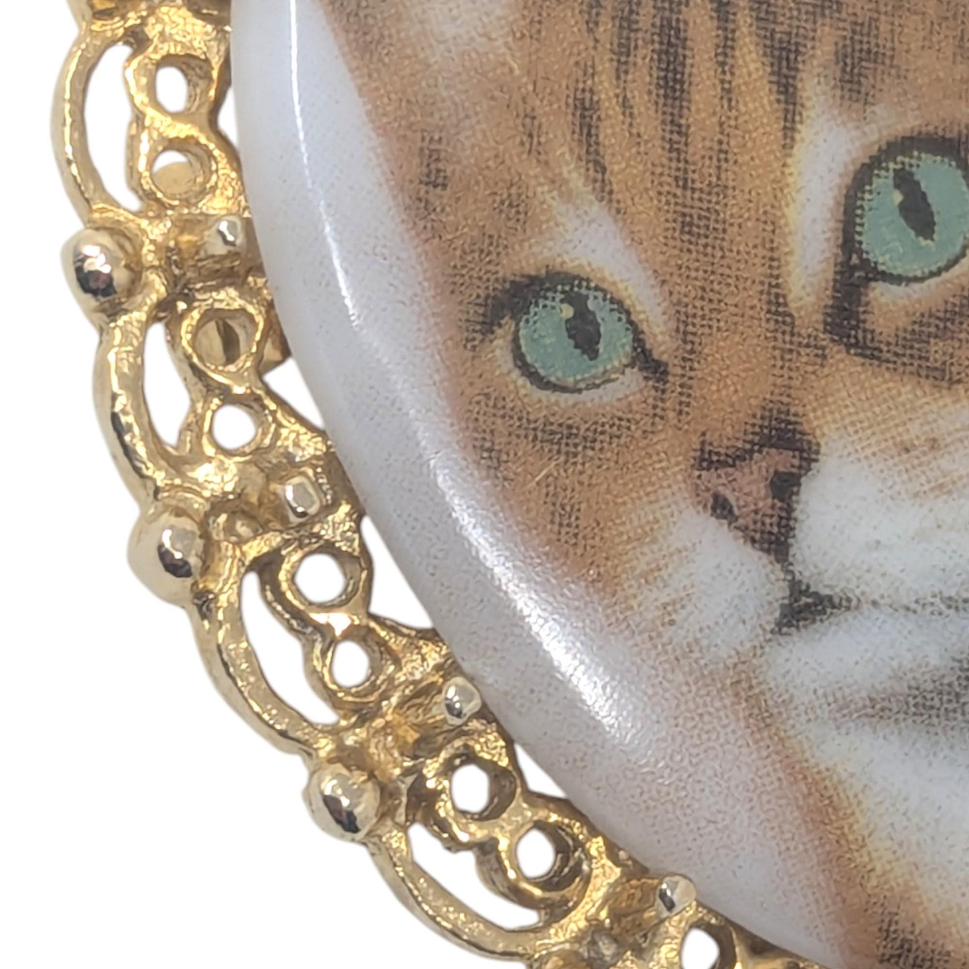 Vintage Ceramic Tabby Cat Brooch: Gold Tone Filigree Frame Pet Lover Jewelry