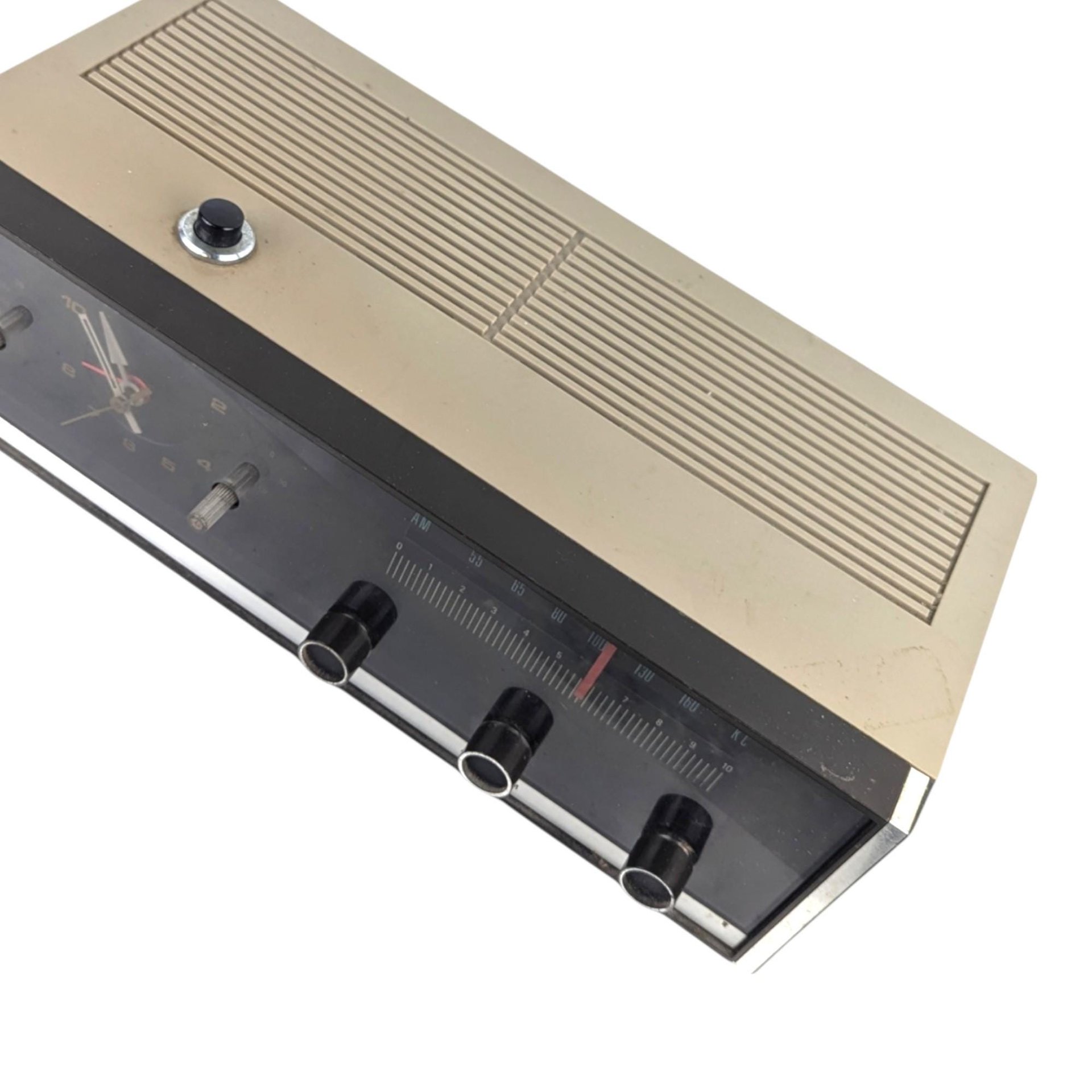 Vintage Milovac Model TR-707 AM/FM Alarm Clock Radio