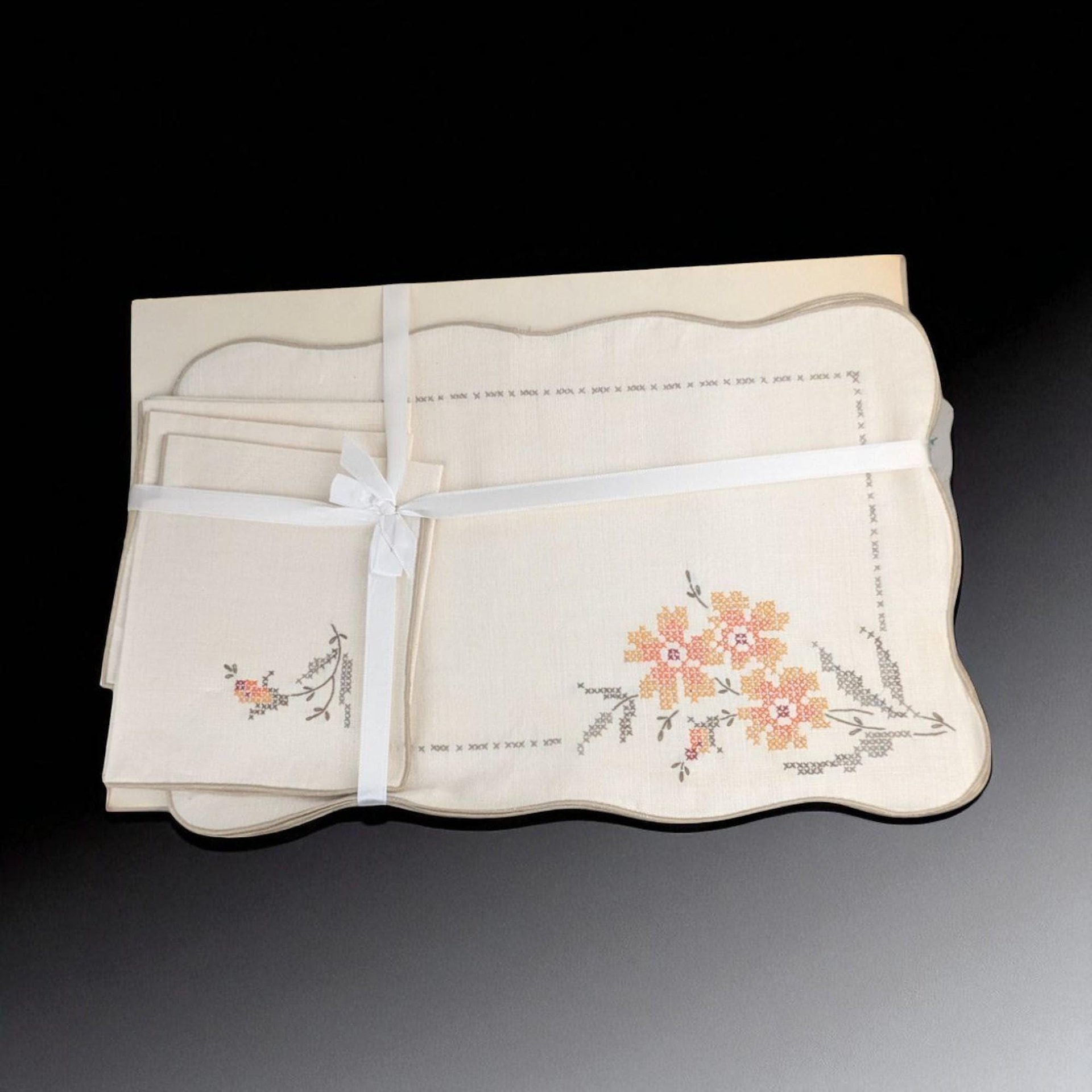 Vintage Bucilla 8-Piece Placemat and Napkin Set