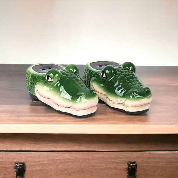 1990 Vandor Crocodile Salt and Pepper Shaker Set: Quirky Kitchen Companions