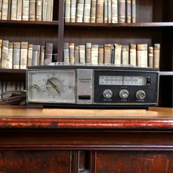 Vintage Lloyds Solid State Clock Radio
