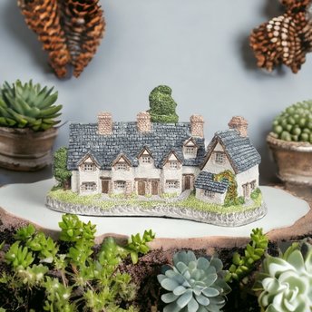 1985 David Winter Craftsman Cottage Village Figure - Collectible Miniature