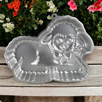 1990 Wilton Lamb Cake Pan