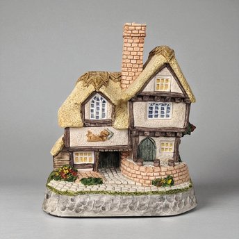 1993 David Winter Cottage "The Cat and Pipe" Inn | with COA and Original Box