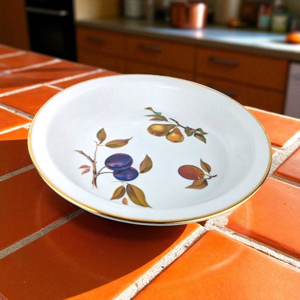 1961 Royal Worcester Evesham Pie Baker